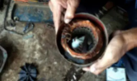 Membersihkan pompa dan filter